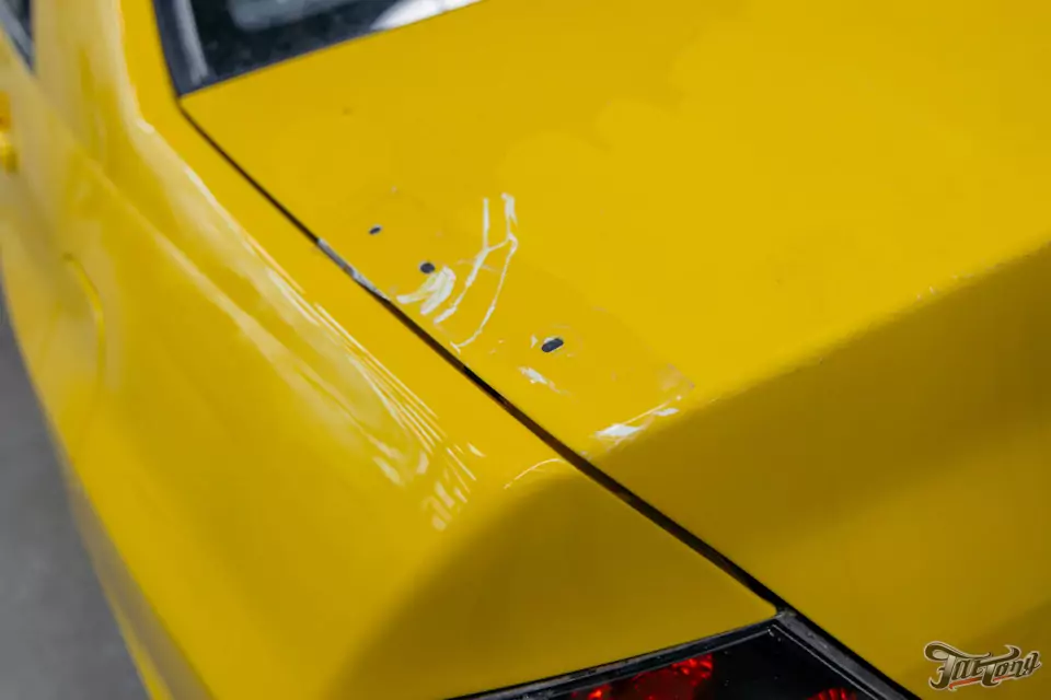 Частичная покраска Mitsubishi Lancer Evolution с подбором цвета: старая краска снялась вместе с пленкой!